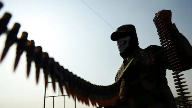 Agbebọn kan gbe ibọn ati ọta ibọn