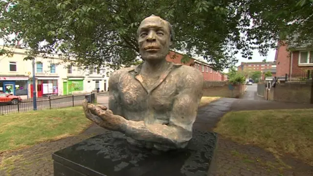 Estátua depredada de Alfred Fagon