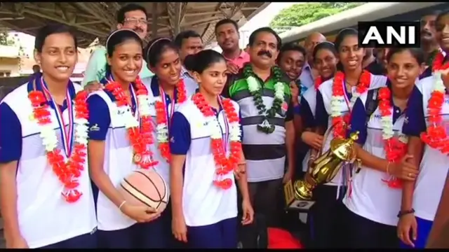 సాటి క్రీడాకారిణులతో లిథారా