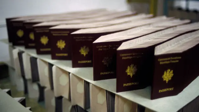 Для касирів, медиків і прибиральниць: Франція прискорила видачу громадянства через Covid-19