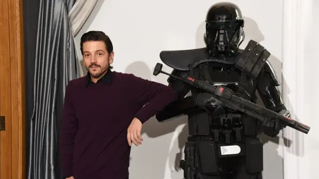 Diego Luna asiste a la sesión de fotos 'Rogue One: A Star Wars Story' en el Hotel Corinthia el 14 de diciembre de 2016 en Londres, Reino Unido.