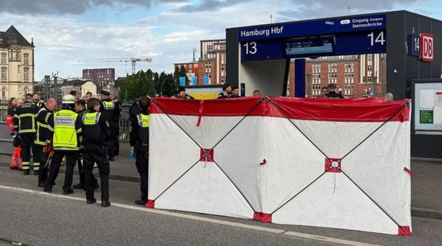 현지 경찰이 부상자들을 가리기 위해 천막을 설치한 모습