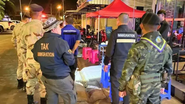 တာ့ခ် ခရိုင်ထဲ ရှောင်တခင်စစ်ဆေးနေတဲ့ ထိုင်းအာဏာပိုင်တွေ