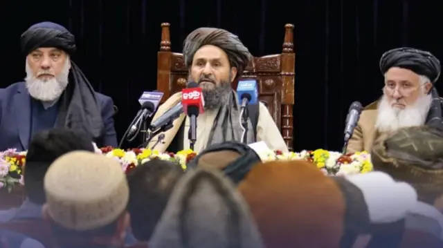 ملا عبدالغني برادر خبري غونډې ته وینا کوي.