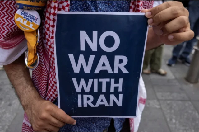 Một người biểu tình cầm biểu ngữ 'Không chiến tranh với Iran' trong cuộc biểu tình phản đối các cuộc không kích của Israel nhằm vào Iran tại New York