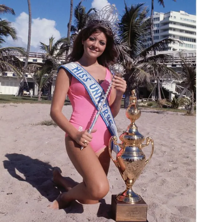 વિજેતા બન્યાં પછી મિયામીના બીચ ઉપર જ્યોર્જિના રિઝ્ક