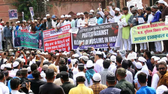 मुसलमान एक्टिविस्ट विरोध प्रदर्शन करते हुए