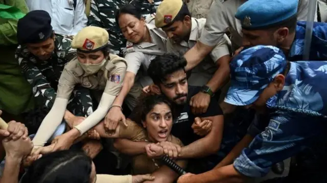 मे 2023 मध्ये बृजभूषण शरण सिंह यांच्या विरोधात आंदोलन करणारी कुस्तीपटू विनेश फोगाट.