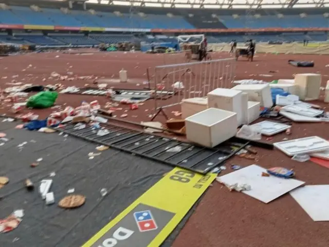 दिल्लीत दिलजीत दोसांझच्या कॉन्सर्टनंतर स्टेडियमची ही अवस्था झाली होती.