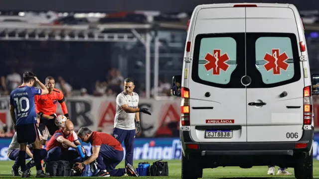 Jogador Juan Izquierdo recebe atendimento no gramado após desmaiar no jogo entre São Paulo e Nacional