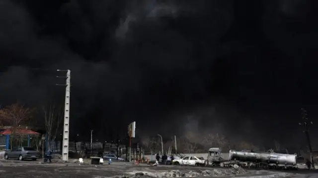 तेहरान में धुएं से सांस लेने में भी परेशानी होने लगी है