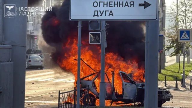 Губернатор опубликовал видео сгоревшего в результате удара беспилотника автомобиля