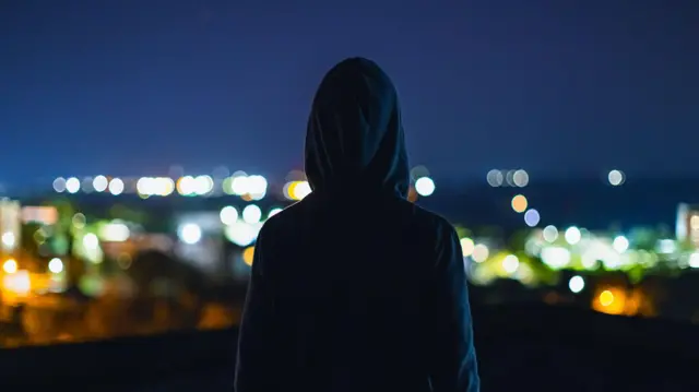 homem de costas usando moletom com capuz