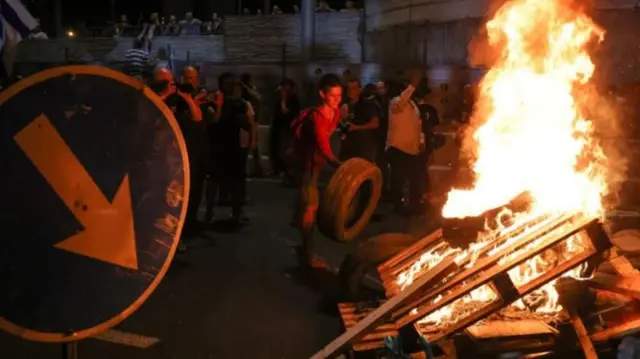 इस्रायलमध्ये सरकारविरोधात निदर्शने सुरू आहेत