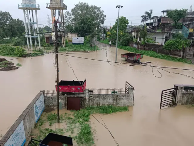 वर्ध्याच्या हिंगणघाट तालुक्यात मुसळधार पावसामुळे यशोदा नदीने धोक्याची पातळी ओलांडली असून अनेक गावांना पुराचा वेढा पडला आहे. 