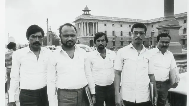 আসাম আন্দোলনের নেতারা দিল্লিতে স্বরাষ্ট্র মন্ত্রণালয়ে আলোচনার জন্য এসেছেন। এপ্রিল ১৯৮৫ 