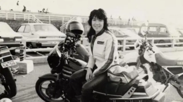 Санае Такаїчі в юності була байкеркою з рожевим волоссям