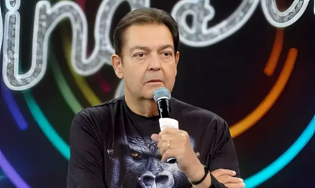 Fausto Silva apresentando programa de TV