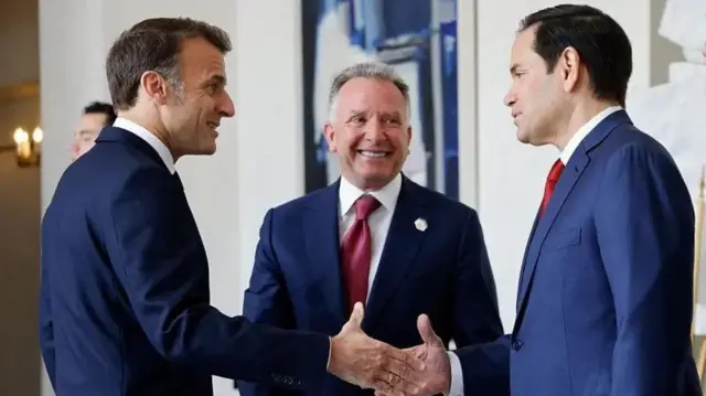 Президент Франції Емманюель Макрон тисне руку держсекретарю США Марко Рубіо поруч зі спеціальним посланником США Стівом Віткоффом
