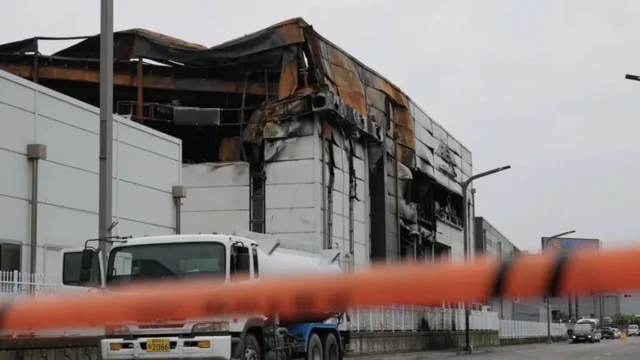 접근 금지선이 설치된 화재 현장