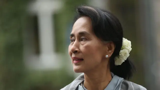 ငလျင်ဘေးမှာလည်း ဒေါ်အောင်ဆန်းစုကြည် ထိခိုက်ခဲ့ရတယ် ဆိုတဲ့ သတင်းတွေကြောင့် လူထု ခေါင်းဆောင် ကျန်းကျန်းမာမာ ရှိနေရဲ့လား ဆိုတဲ့ မေးခွန်းတွေ တိုးမြင့်လာခဲ့