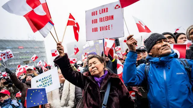 Un grupo de habitantes de Groenlandia durante una de las protestas en contra de Trump.
