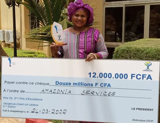 La promotrice de Amazonia Services posant avec son prix