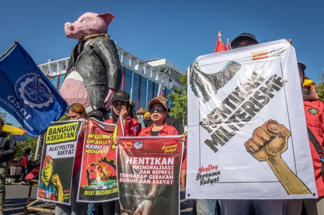 Sejumlah massa membawa poster saat mengikuti unjuk rasa peringatan Hari Buruh Internasional (May Day) di depan Kompleks Kantor Gubernur Jateng dan DPRD Jateng, Kota Semarang, Jawa Tengah, Jumat (1/05)