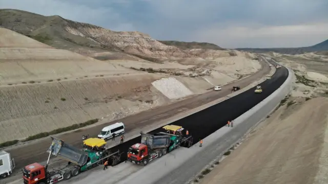 Azerbaycan'ın, projeyle bağlantılı olarak Zengilan kentinde yürüttüğü ulaşım yolu inşaat çalışmasında kamyonlar ve iş makinaları yolda