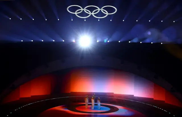 Атлеты вносят олимпийский огонь