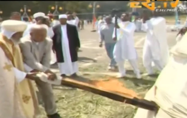 ኣመሓዳሪ ዞባ ማእከል ብርሃነ ኣሕፈሮምን ኣቡነ ጴጥሮስን ብሓባር ንዳሜራ ወሊዖም
