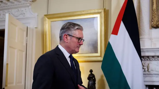 رئيس الوزراء البريطاني كير ستارمر يصل إلى اجتماع ثنائي مع رئيس السلطة الفلسطينية محمود عباس في 10 داونينج ستريت في لندن، بريطانيا، 8 سبتمبر 2025. (أرشيفية).