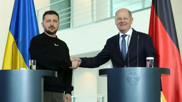 युक्रेनचे राष्ट्राध्यक्ष वोलोदोमीर झेलेन्स्की यांना वाटतं की जर्मनीनं देखील अमेरिकेप्रमाणे त्यांना क्षेपणास्त्रांचा वापर करण्यास परवानगी द्यावी