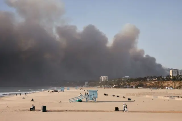 El humo del incendio en los Pacific Palisades visto desde la playa en Santa Mónica, Los Ángeles, California, Estados Unidos, el 7 de enero de 2025.