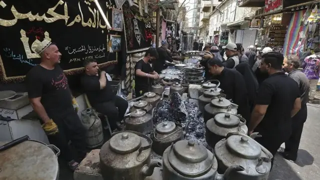 یوه کوڅه کې لنګر لګېدلی او دیګونه او چایجوشونه باندې دي او خلک ورته ولاړ دي.