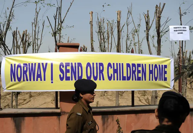 সাগরিকার দুই সন্তানকে ফিরিয়ে দেওয়ার দাবিতে নরওয়ে দূতাবাসের সামনে পোস্টার। ফেব্রুয়ারি ২০১২