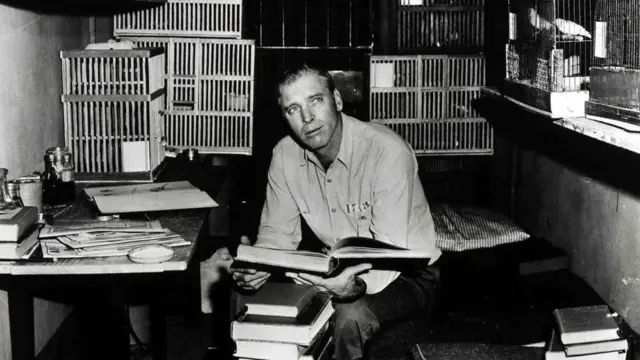 Foto Burt Lancaster yang memerankan Robert Stroud dalam film, Birdman of Alcatraz
