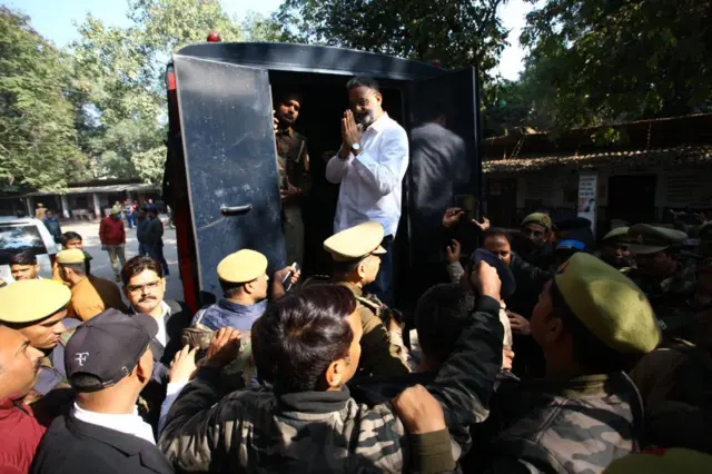 কয়েক শো কোটি ভারতীয় টাকার সম্পত্তি বাজেয়াপ্ত করেছে পুলিশ