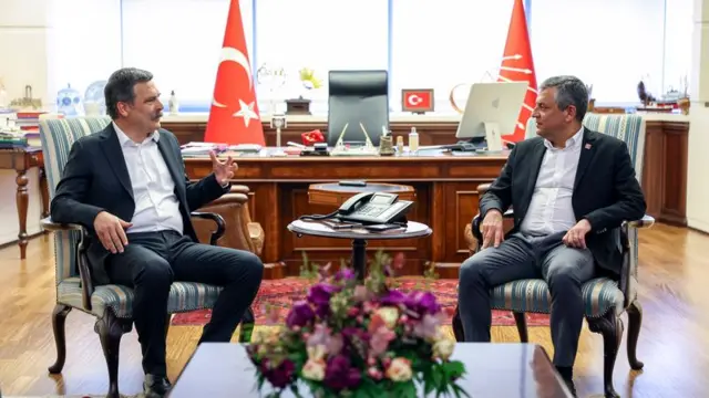 TİP Genel Başkanı Erkan Baş ve CHP Genel Başkanı Özgür Özel 22 Mayıs'ta CHP Genel Merkezi'nde görüşme yaparken. 
