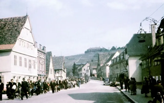 Sinti y romaníes, bajo vigilancia policial, en Asperg, Baden-Württemberg, Alemania, en mayo de 1940.