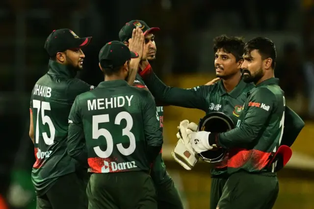 শুভমন গিলকে ১২১ রানে আউট করার পরে বাংলাদেশি ক্রিকেটাররা