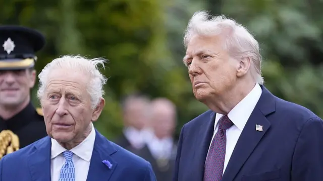 Król Karol III i prezydent Stanów Zjednoczonych Donald Trump po ceremonii wojskowej Beating Retreat na zamku w Windsorze, podczas wizyty państwowej prezydenta USA, 17 września 2025 roku w Windsorze, w Anglii.
