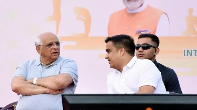 ગુજરાત મંત્રીમંડળ વિસ્તરણ ભાજપ ભૂપેન્દ્ર પટેલ નરેન્દ્ર મોદી અમિત શાહ હર્ષ સંઘવી, બીબીસી ગુજરાતી ભાજપ ગુજરાતીમાં સમાચાર ગુજરાત સરકાર સૌરાષ્ટ્ર પરષોત્તમ સોલંકી રાઘવજી પટેલ જયેશ રાદડિયા કૉંગ્રેસ આમ આદમી પાર્ટી રિવાબા જાડેજા અર્જુન મોઢવાડિયા