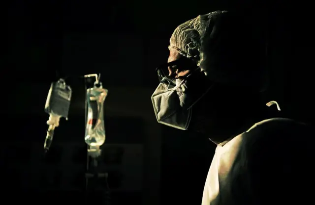 Foto seorang dokter sedang memantau kondisi pasien. 