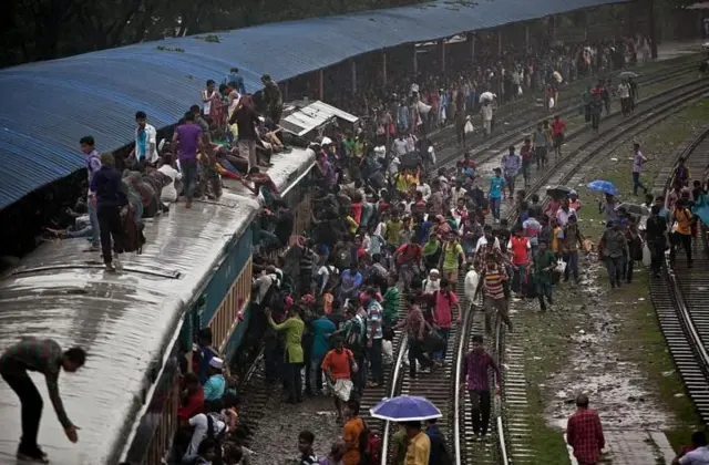 বাংলাদেশে ঈদকে কেন্দ্র করে সড়ক, রেল, নৌপথ ব্যস্ত থাকে 
