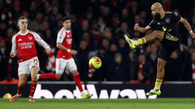 倫敦舉行的英超曼聯對切爾西球賽上，曼聯球員姆巴比（麥比奧莫）傳球，螢光黃色與橘色的足球在畫面中央（25/1/2026）