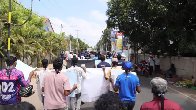 විරෝධතාවයේ යෙදී සිටින පිරිස් මන්නාරම නගරයේ පාගමනක නිරත වෙමින්