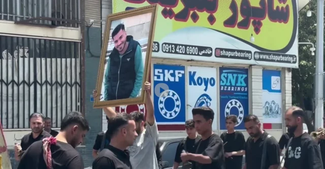 عکس کشته‌شدگان در دسته‌ها و مراسم عزاداری دیده می‌شد