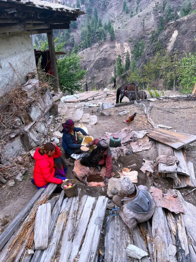 खाडल भित्र राखेको अनाज निकाल्दै उनापानी गुसाका किसान