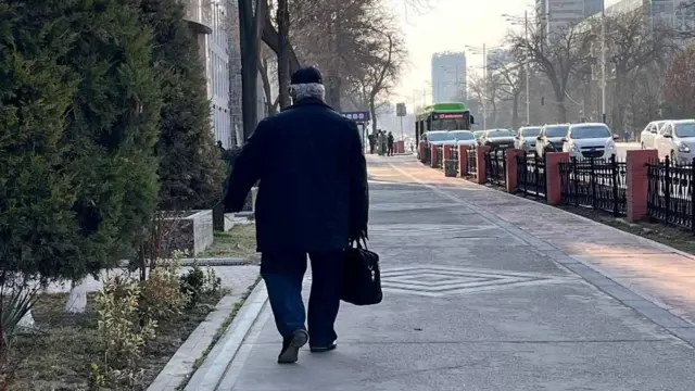 Men Kalugada sichqon sorib olaman. Topni oynagan fohisha